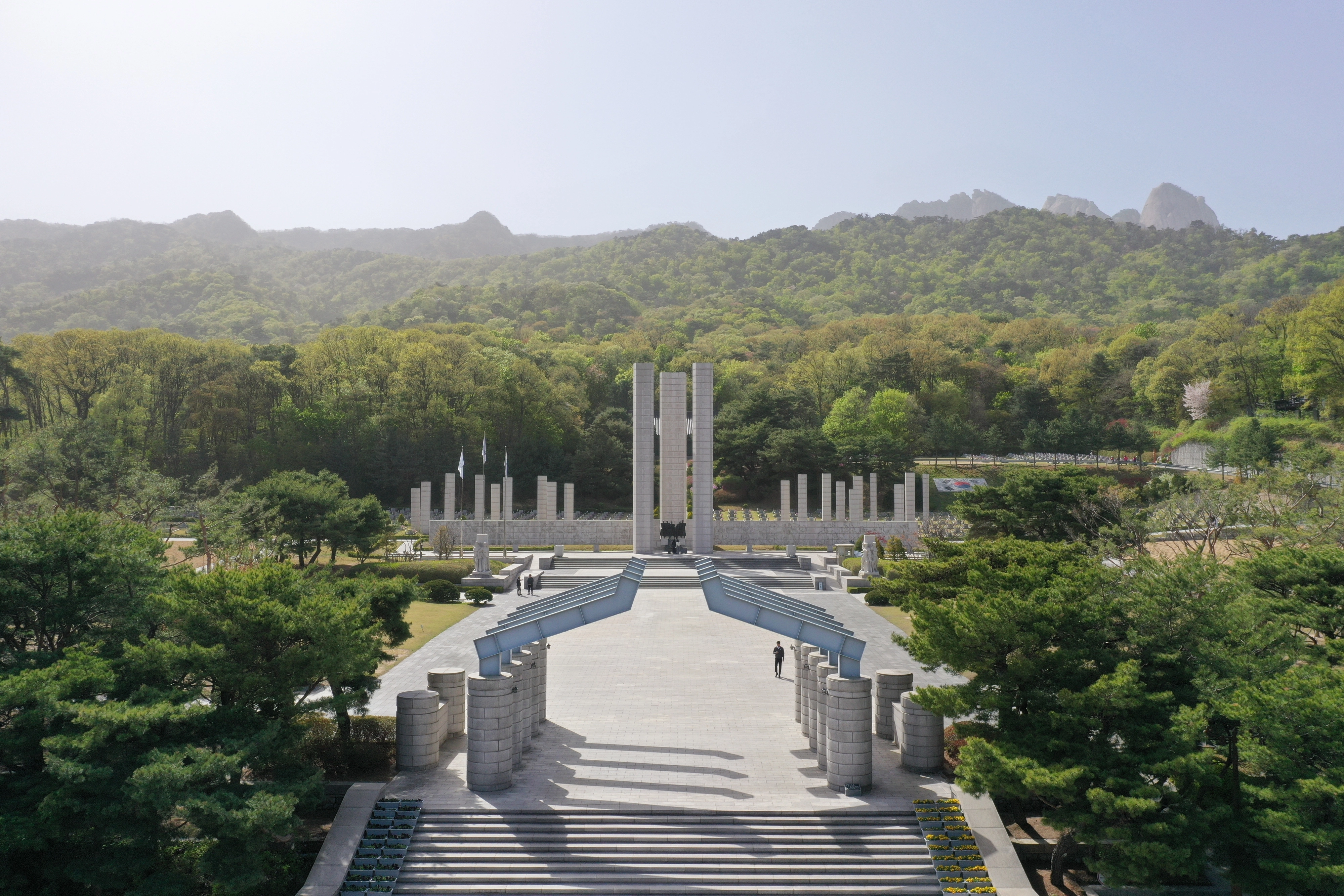 서울 강북구에 있는 국립4·19민주묘지를 정면에서 바라보면 하늘을 찌를 듯한 기념탑 뒤로 묘역을 품에 안은 북한산이 든든하게 버티고 있다.
강북구 제공