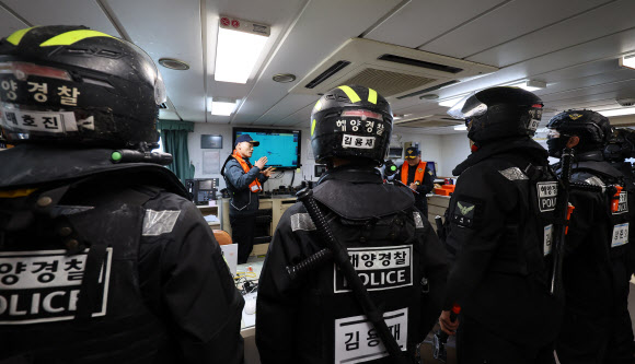 봄 꽃게 성어기를 맞아 불법 외국어선 특별단속에 나선 해양경찰이 지난 6일 인천 옹진군 소청도 남방 약 23해리 서해 특정해역에서 실시한 특별단속 합동훈련에서 1002함 소속 특수기동대 대원들이 불법조업 중국어선 나포 작전회의를 하고 있다. 2026.4.9 연합뉴스