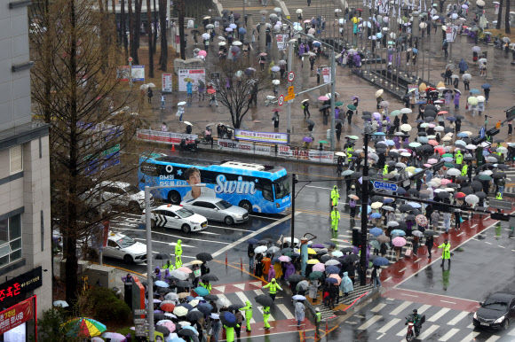 진군하는 ‘아미’