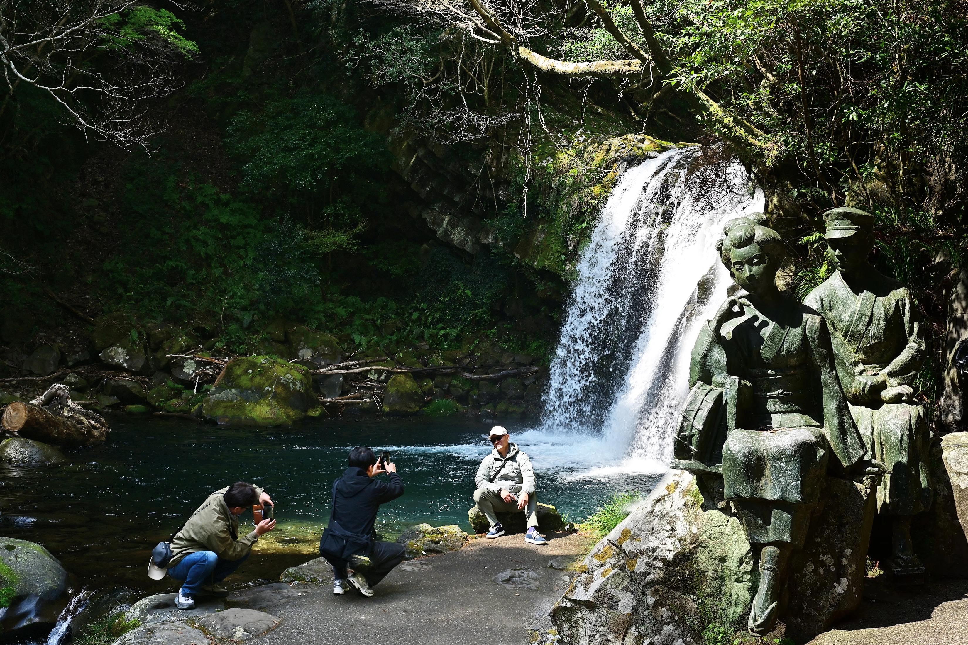 가와즈 일곱 폭포(나나다루) 중 네 번째인 쇼케이다루. ‘일본판 소나기’라 불리는 소설 ‘이즈의 무희’ 주인공들의 동상이 서 있다.