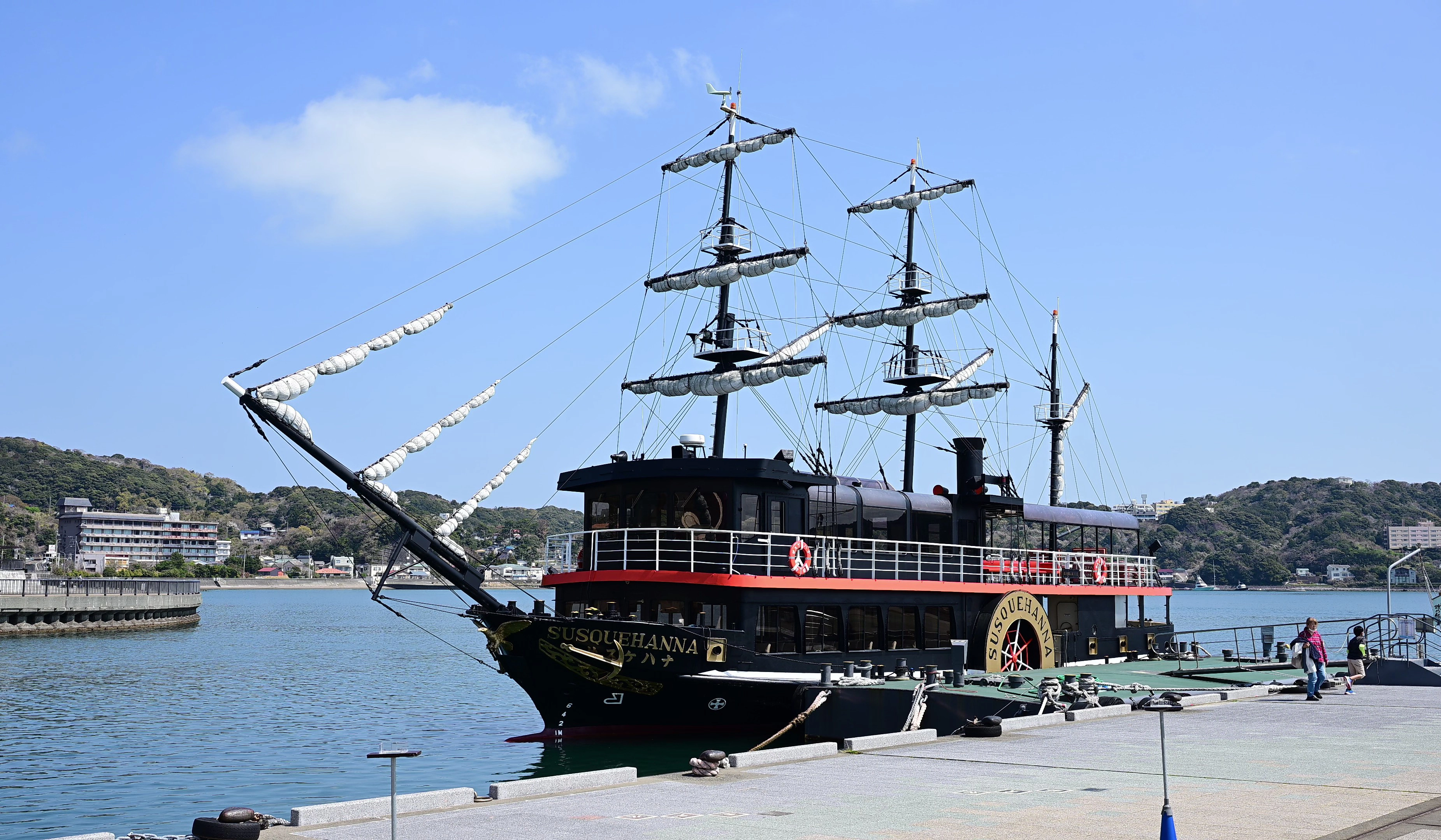 일본 최초 개항지인 시모다 항에 정박한 구로후네(흑선). 개항 당시 미국 함선을 재현한 유람선이다.
