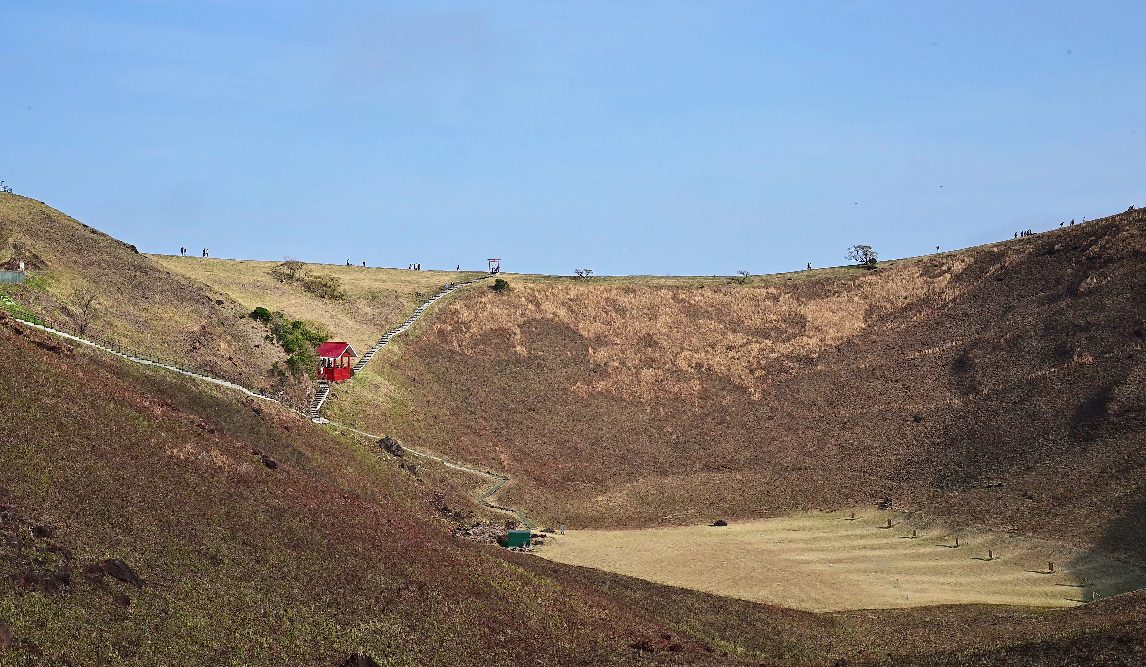 일본 시즈오카현 이즈반도의 상징인 오무로산. 깊게 파인 화구호 주변으로 센겐 신사(사진 왼쪽 붉은 건물)와 활터가 자리잡고 있다. 산기슭의 사쿠라노사토(벚꽃의 고향)는 이즈반도 최고의 벚꽃 명소다. 해마다 2월 둘째 주 일요일에 산 전체를 태우는 야마야키 행사가 열린다.