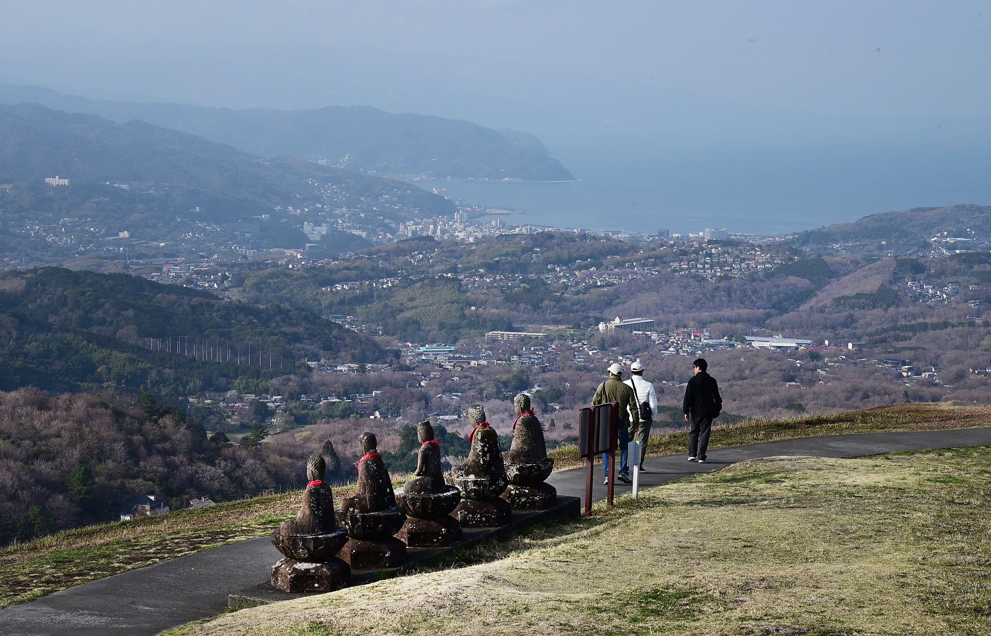 오무로산 관음상. 후지산을 향하고 있다.