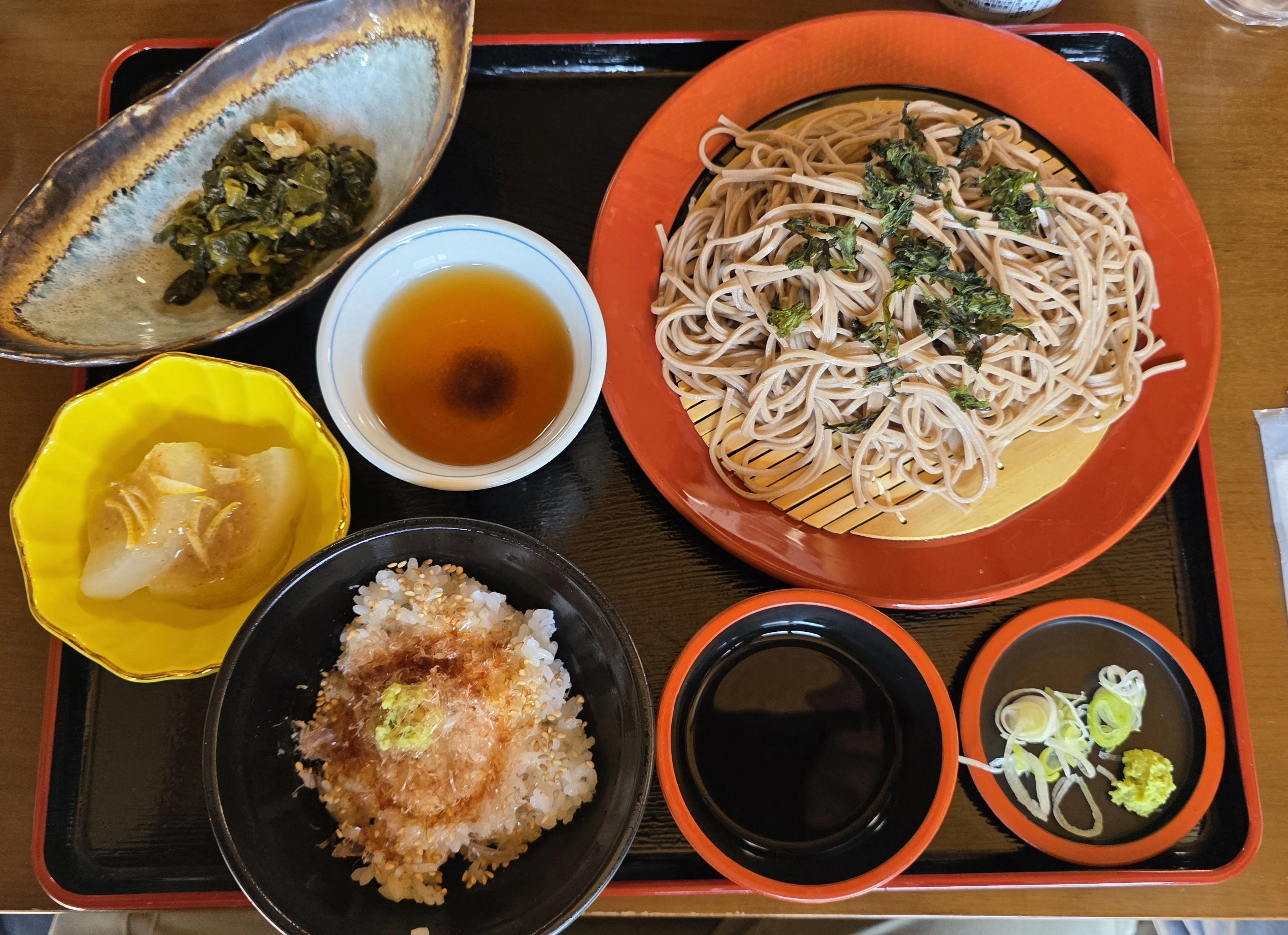 이즈반도 토속 먹거리인 와사비동(고추냉이덮밥)과 소바 정식.