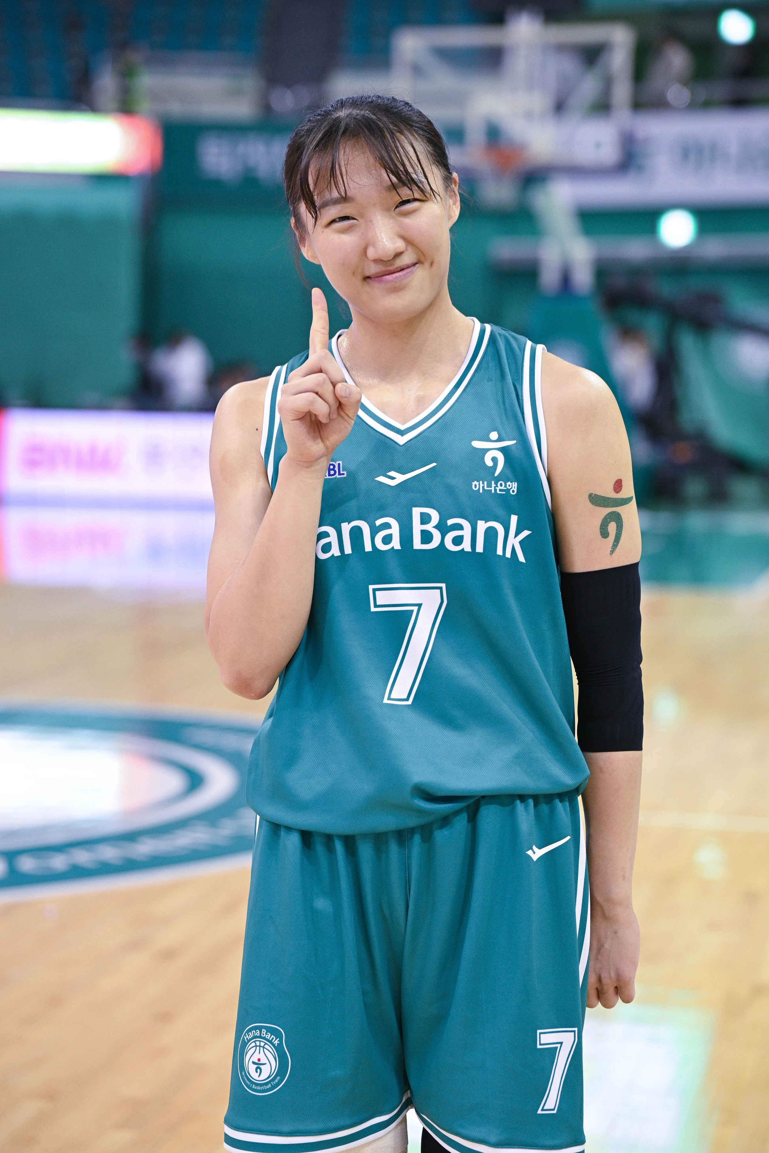 정예림이 9일 경기 부천체육관에서 열린 2025~26 여자프로농구 플레이오프 1차전 부천 하나은행과 용인 삼성생명의 경기가 끝난 후 기념사진을 찍고 있다. 2026.4.9 WKBL 제공