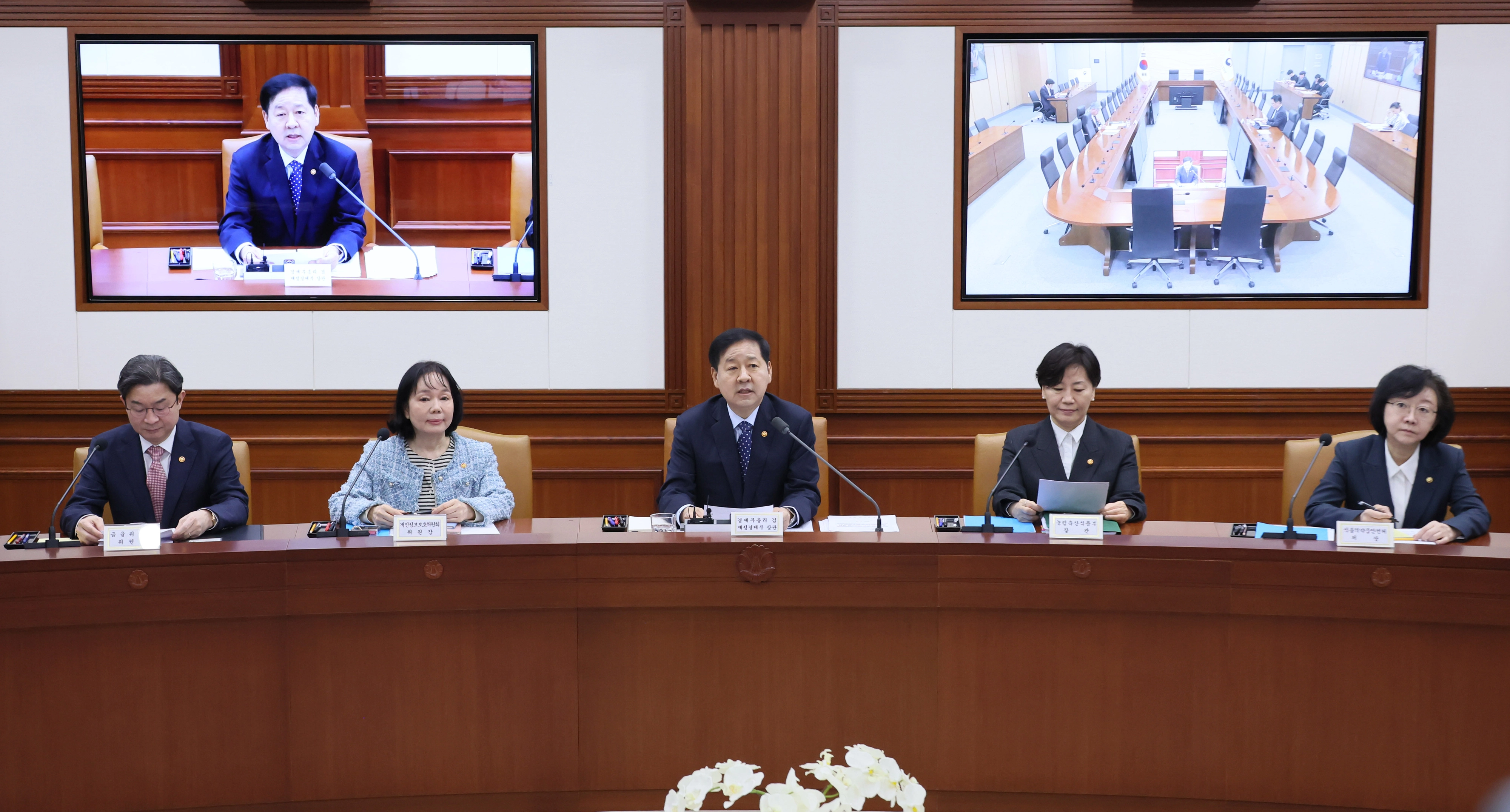 비상경제본부회의 겸 경제관계장관회의
    (서울=연합뉴스) 이정훈 기자 = 구윤철 부총리 겸 재정경제부 장관이 10일 서울 종로구 정부서울청사에서 열린 비상경제본부회의 겸 경제관계장관회의에서 발언하고 있다. 2026.4.10
    uwg806@yna.co.kr