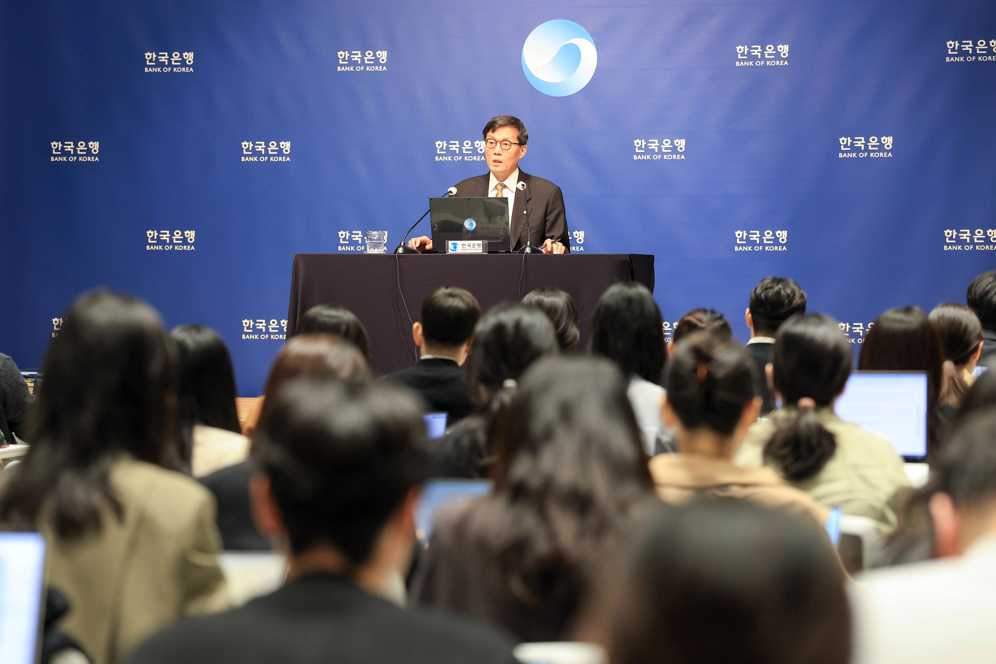 이창용 한국은행 총재가 10일 서울 중구 한국은행에서 열린 통화정책방향 기자간담회에서 발언하고 있다. 2026.4.10. 공동취재