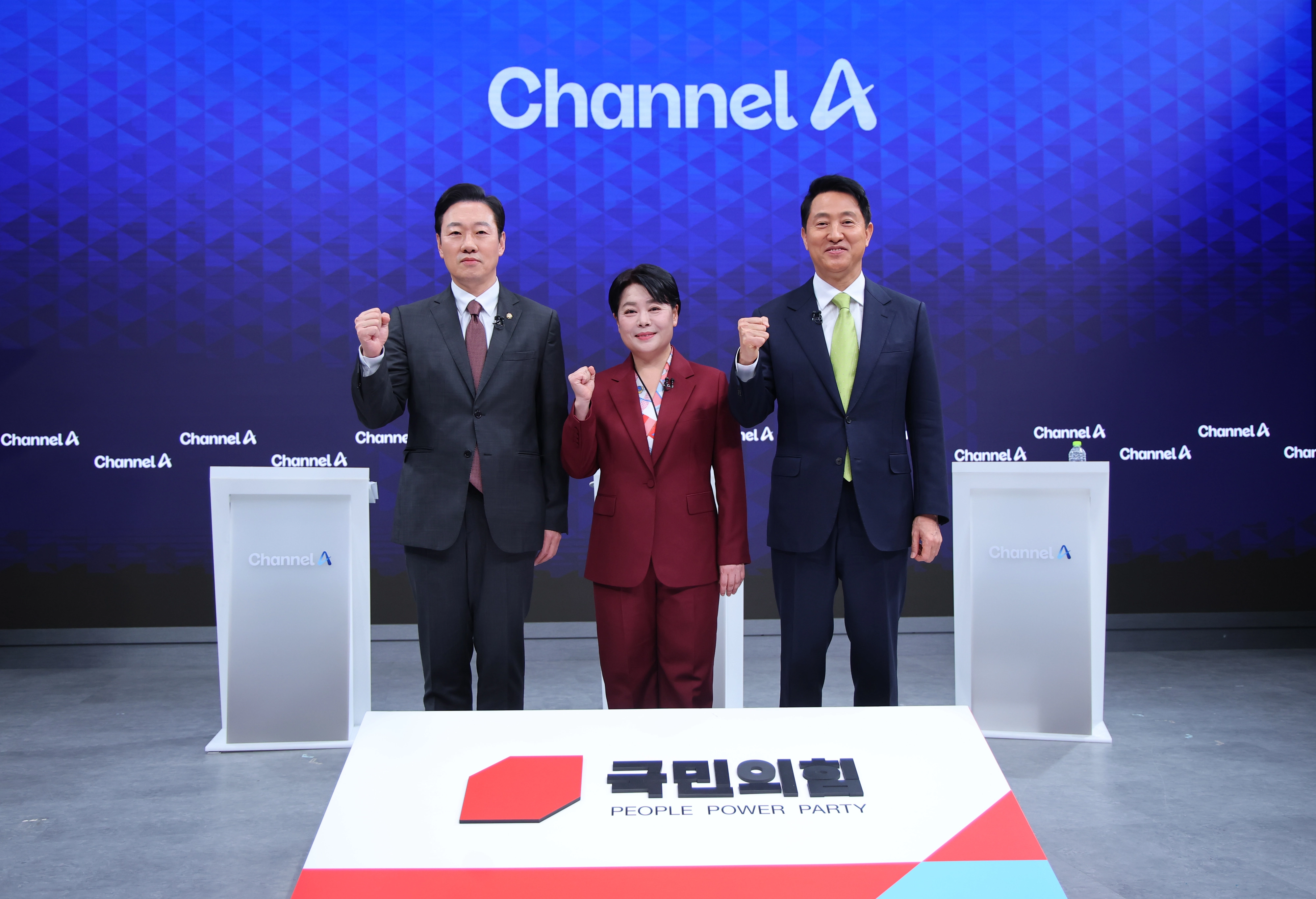 국민의힘 서울시장 후보 경선 2차 TV 토론 앞둔 박수민-윤희숙-오세훈  국민의힘 박수민(왼쪽부터), 윤희숙, 오세훈 서울시장 예비후보가 10일 오후 서울 종로구 채널A 스튜디오에서 열린 국민의힘 서울시장 경선 후보 2차 TV 토론회에서 토론 시작 전 기념촬영을 하고 있다. 뉴시스