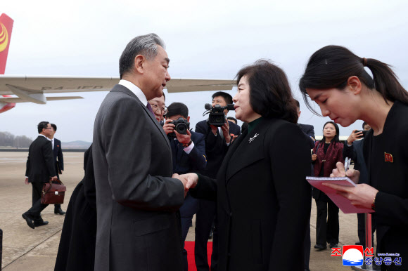 평양 조선중앙통신 연합뉴스왕이 중국 외교부장(왼쪽)이 지난 9일 평양에 도착했다고 조선중앙통신이 10일 보도했다. 통신은 최선희 북한 외무상(오른쪽)이 왕이 중국 외교부장과 일행을 맞이했다고 전했다. 2026.4.10  평양 조선중앙통신 연합뉴스