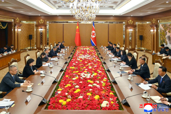 최선희 북한 외무상이 지난 9일 평양 금수산영빈관에서 왕이 중국 외교부장과 회담을 진행했다고 조선중앙통신이 10일 보도했다. 2026.4.10  평양 조선중앙통신 연합뉴스