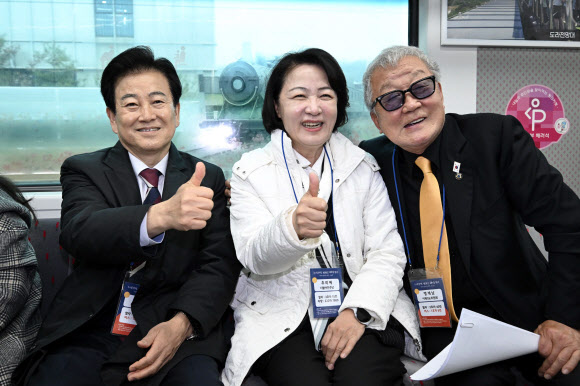 정동영 통일부 장관, 더불어민주당 추미애 경기도지사 후보, 명계남 이북5도 황해도지사가 10일 서울역에서 운행이 재개된 DMZ 평화이음 열차에 탑승, 기념 촬영하고 있다. 2026.4.10  공동취재