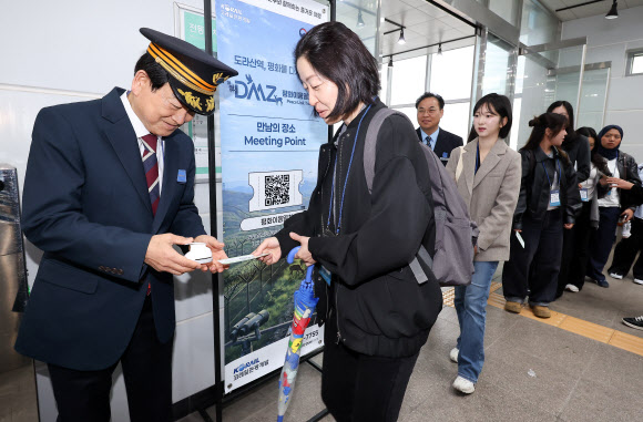 정동영 통일부 장관이 10일 서울역에서 DMZ 평화이음 열차 행사의 일환으로 승차권 개찰 행사를 하고 있다. 2026.4.10  공동취재