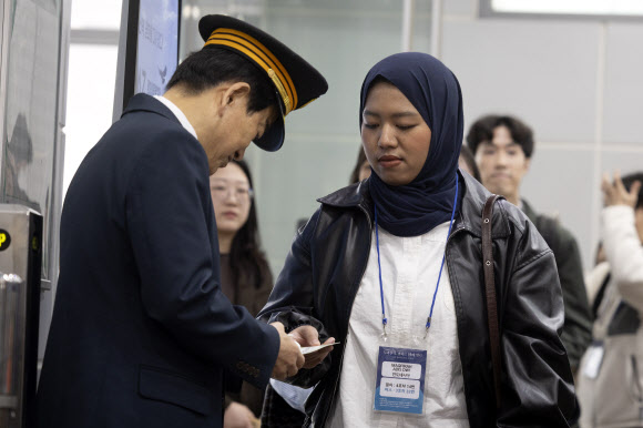 정동영 통일부 장관이 10일 서울역에서 DMZ 평화이음 열차 행사의 일환으로 승차권 개찰 행사를 하고 있다. 2026.4.10  공동취재