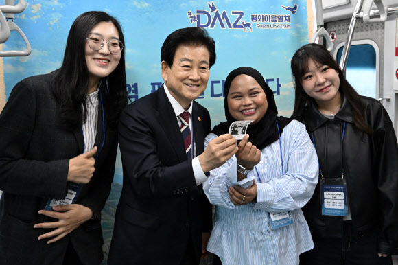 정동영 통일부 장관이 10일 운행이 재개된 DMZ 평화이음 열차에 마련된 포토존에서 탑승객들과 기념 촬영하고 있다. 2026.4.10  공동취재