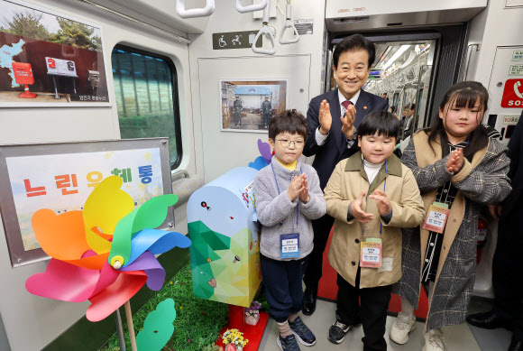 정동영 통일부 장관이 10일 DMZ 평화이음 열차 행사의 일환으로 도라산역 이동열차에 마련된 느린우체통 행사에 참여하고 있다. 2026.4.10  공동취재