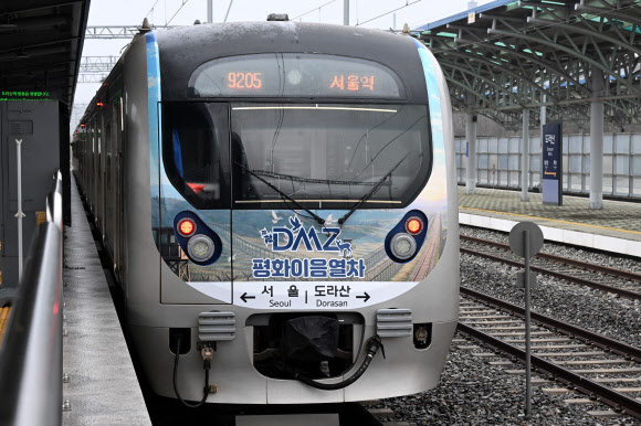 10일 운행이 재개된 DMZ 평화 이음 열차가 서울역에서 출발해 경기도 파주시 도라산역에 정차해 있다. 서울역과 도라산을 오가는 정기 관광열차인 DMZ 평화 이음 열차는 6년 6개월 만에 운행이 재개됐다. 2026.4.10  공동취재