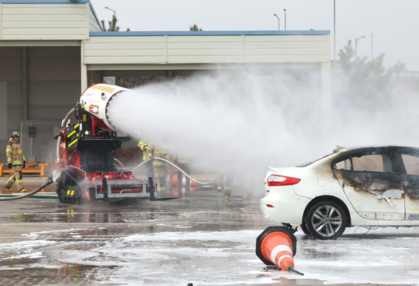 10일 오후 인천 서구 인천김포고속도로 남청라영업소에서 인천형소방로봇이 차량 화재 진압 시연을 하고 있다. 2026.04.10.  뉴시스