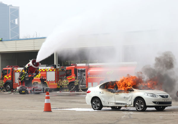 10일 오후 인천 서구 인천김포고속도로 남청라영업소에서 인천형소방로봇이 차량 화재 진압 시연을 하고 있다. 2026.04.10.  뉴시스