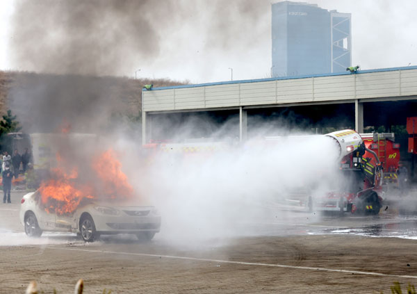 10일 오후 인천 서구 인천김포고속도로 남청라영업소에서 인천형소방로봇이 차량 화재 진압 시연을 하고 있다. 2026.04.10.  뉴시스