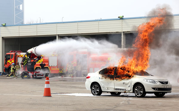 10일 오후 인천 서구 인천김포고속도로 남청라영업소에서 인천형소방로봇이 차량 화재 진압 시연을 하고 있다. 2026.04.10.  뉴시스