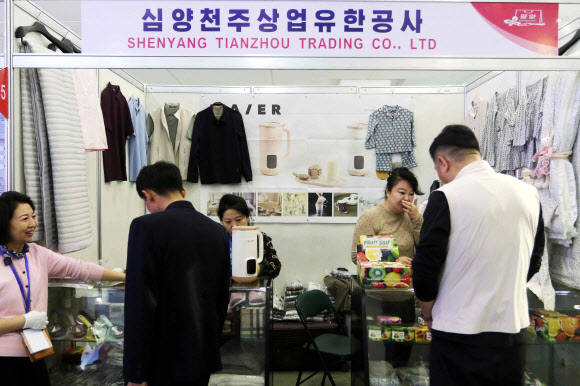 평양 시민들이 10일 북한 평양 과학기술전당에서 열린 평양 국제 관광 기념품 및 건강 제품 전시회를 둘러보고 있다. AP 연합뉴스