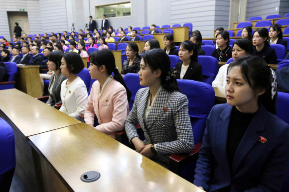 평양 시민들과 외국인들이 10일 북한 평양 과학기술전당에서 열린 평양 국제 관광 기념품 및 건강제품 전시회 개막식에 참석하고 있다. AP 연합뉴스