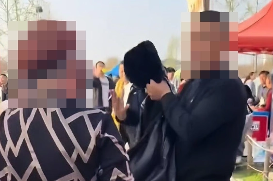 아내가 잠시 화장실을 비운 사이 솔로 맞선 무대에 올라 싱글 행세를 한 50대 중국 남성이 현장에서 아내에게 들통나 망신을 당하는 사건이 발생했다. 웨이보