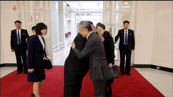 김정은 북한 국무위원장이 지난 10일 평양을 방문한 왕이 중국 외교부장을 접견한 뒤 작별포옹을 하고 있다.2026.4.11. 조선중앙TV 화면 연합뉴스