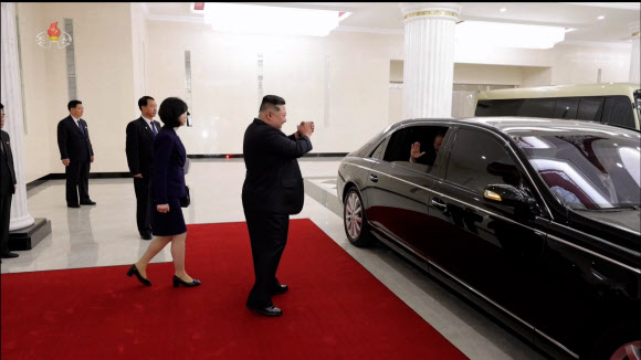 김정은 북한 국무위원장이 지난 10일 평양을 방문한 왕이 중국 외교부장을 접견한 뒤 의전 차량에 탑승한 왕이 부장을 향해 두 손을 모아 작별인사를 건네고 있다. 2026.4.11. 조선중앙TV 화면 연합뉴스