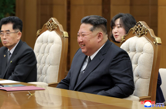 김정은 북한 국무위원장이 지난 10일 북한 외무성 초청으로 북한을 방문한 왕이 중국공산당 중앙정치국 위원 겸 외교부장을 접견했다고 조선중앙통신이 11일 보도했다. 2026.4.11. 평양 조선중앙통신 연합뉴스