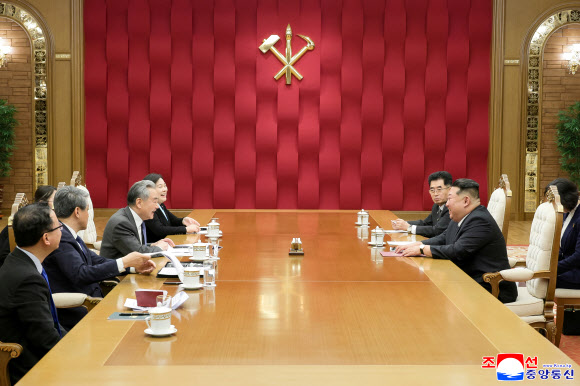 김정은 북한 국무위원장이 지난 10일 북한 외무성 초청으로 북한을 방문한 왕이 중국공산당 중앙정치국 위원 겸 외교부장을 전견했다고 조선중앙통신이 11일 보도했다. 2026.4.11. 평양 조선중앙통신 연합뉴스