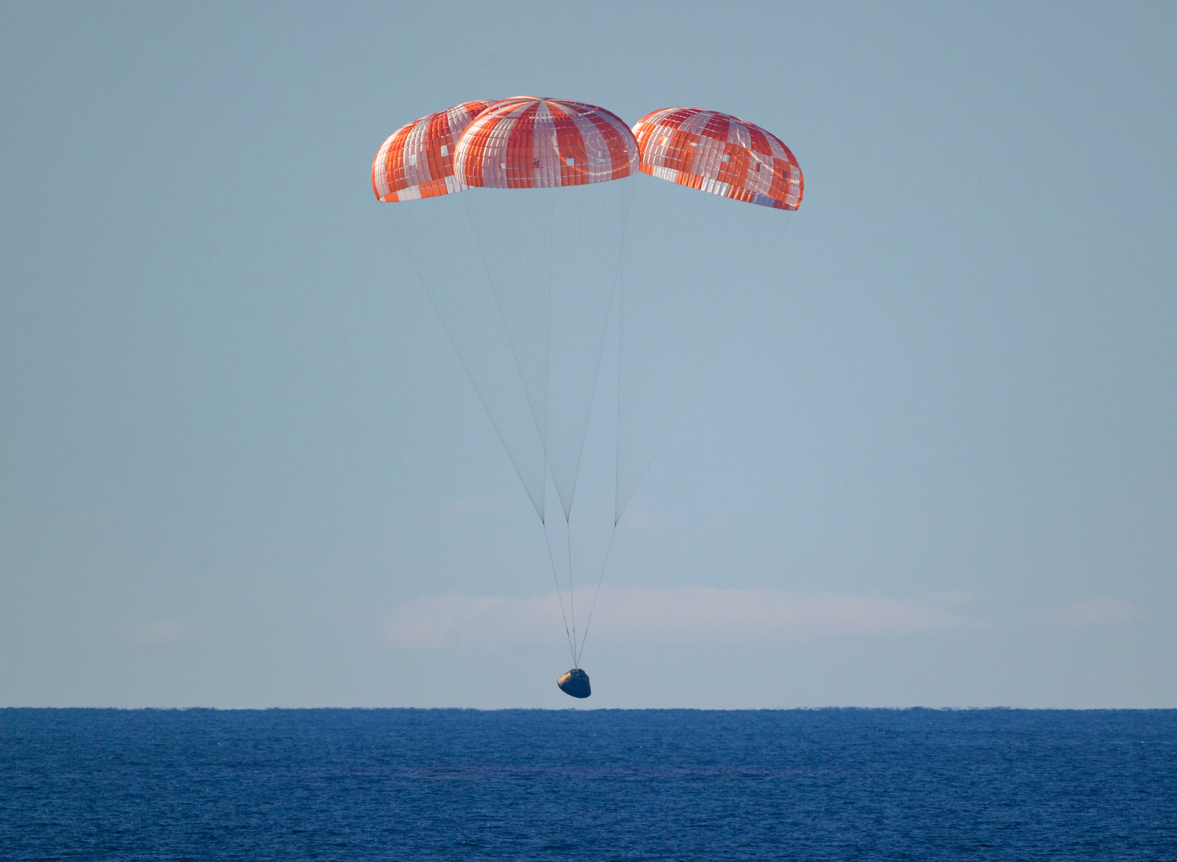 미국 항공우주국(NASA)이 10일(현지 시간) 제공한 사진에 아르테미스 II 우주 비행사들이 탑승한 오리온 캡슐이 캘리포니아주 해안 인근 태평양에 낙하하고 있다. 2026.04.11. AP 뉴시스