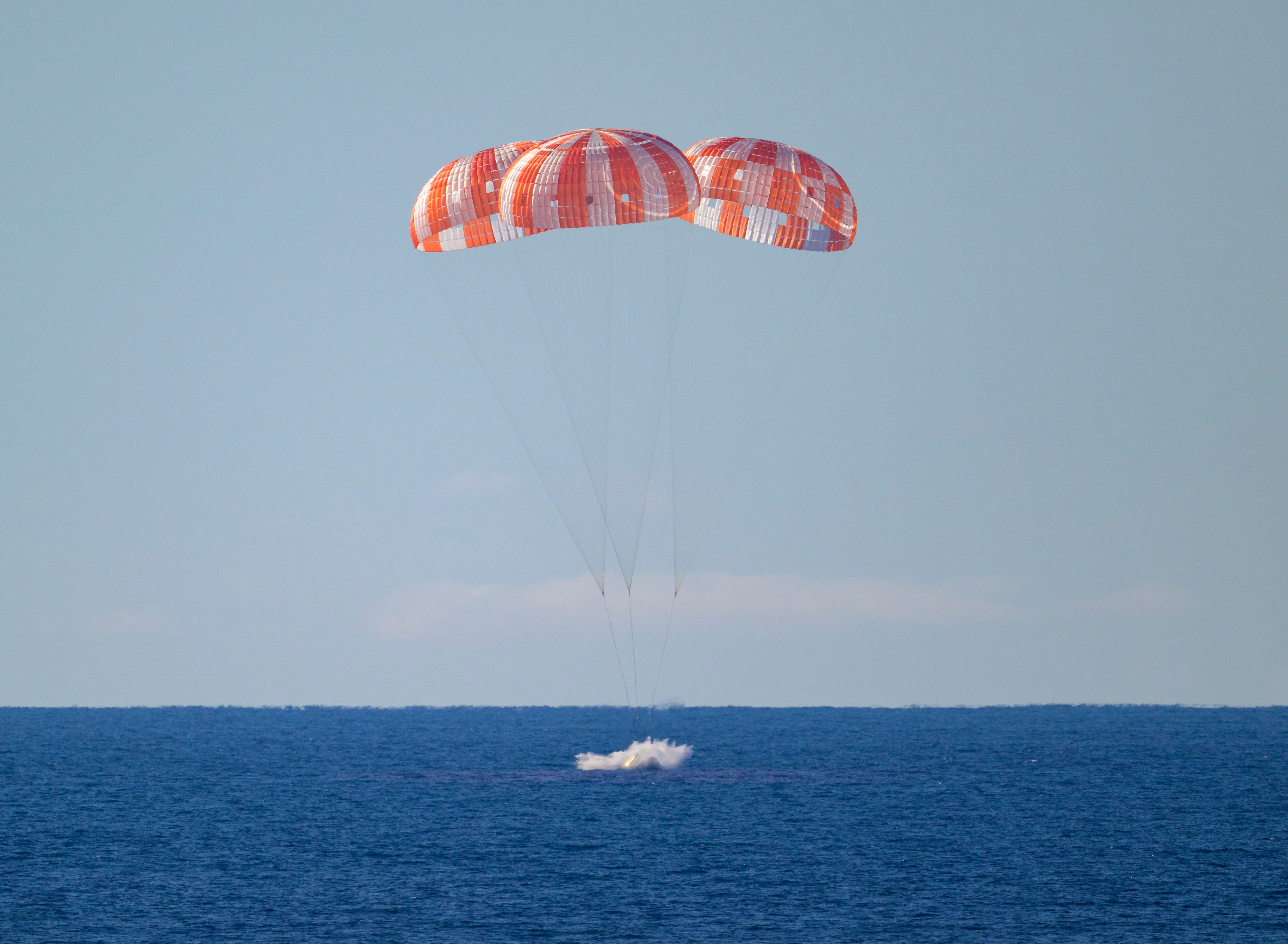 미국 항공우주국(NASA)이 10일(현지 시간) 제공한 사진에 아르테미스 II 우주 비행사들이 탑승한 오리온 캡슐이 캘리포니아주 해안 인근 태평양에 착수하고 있다. 2026.04.11. AP 뉴시스