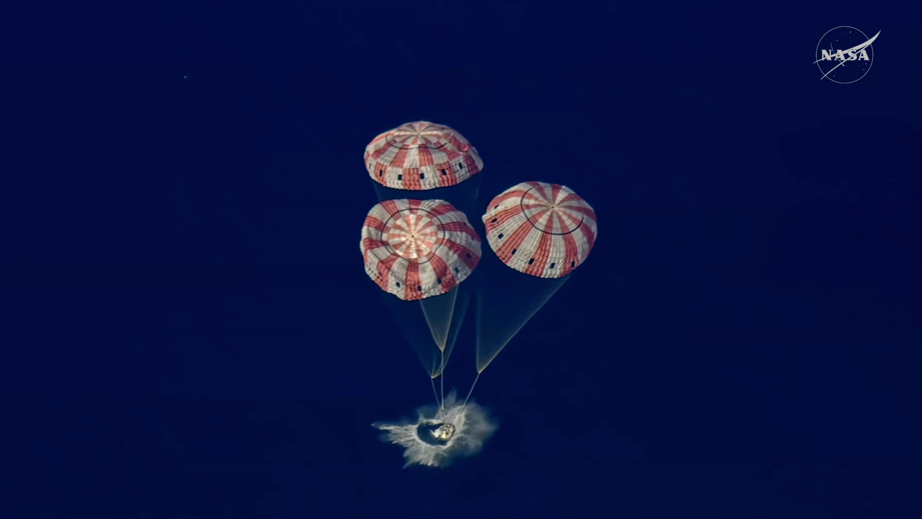미국 항공우주국(NASA)이 10일(현지 시간) 제공한 사진에 아르테미스 II 우주 비행사들이 탑승한 오리온 캡슐이 캘리포니아주 해안 인근 태평양에 착수하고 있다. 2026.04.11. AP 뉴시스