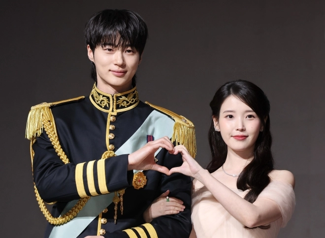 배우 변우석(왼쪽)과 아이유가 6일 서울 강남구 조선팰리스호텔에서 열린 MBC 드라마 ‘21세기 대군부인’ 제작발표회에서 포즈를 취하고 있다. 2026.4.6 연합뉴스