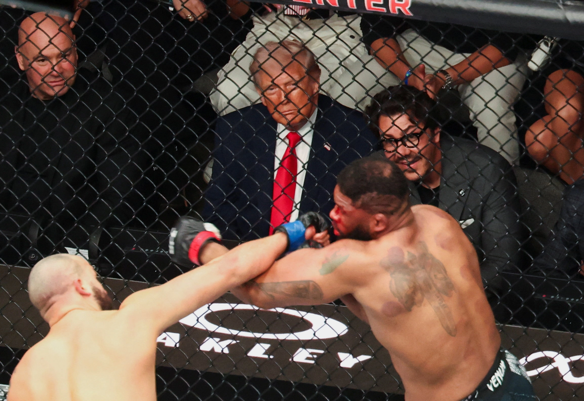 협상 결렬 와중에… 트럼프, UFC 관람  미·이란 종전 협상이 결렬된 11일(현지시간) 도널드 트럼프(가운데) 미국 대통령이 플로리다주 마이애미 카세야 센터에서 열린 종합격투기 대회를 관람하고 있다. 협상 결렬 소식은 트럼프 대통령이 경기를 관람하던 중 전해졌다.
마이애미 로이터 연합뉴스