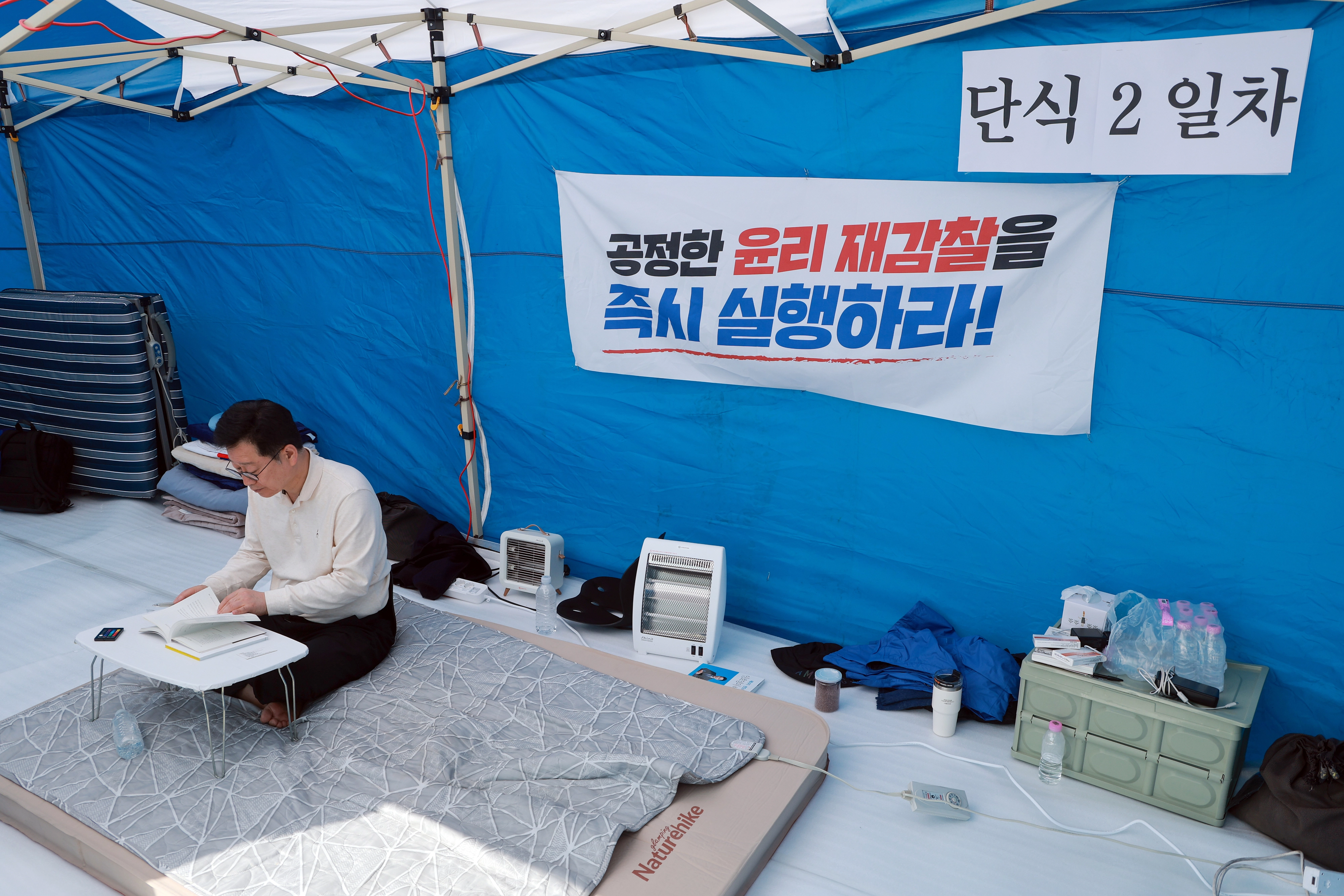 안호영 더불어민주당 의원이 12일 국회 본관 앞에서 단식 농성을 하고 있다. 2026.4.12 연합뉴스