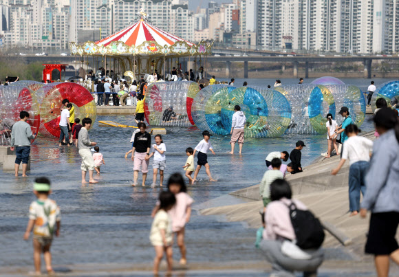 맑고 따뜻한 날씨를 보인 12일 서울 여의도 한강공원 물놀이장에서 어린이들이 더위를 식히고 있다. 2026.4.12 연합뉴스