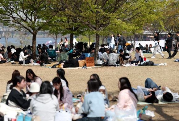 맑은 날씨를 보인 12일 서울 여의도 한강공원을 찾은 시민들이 따뜻한 봄을 즐기고 있다. 2026.4.12 연합뉴스