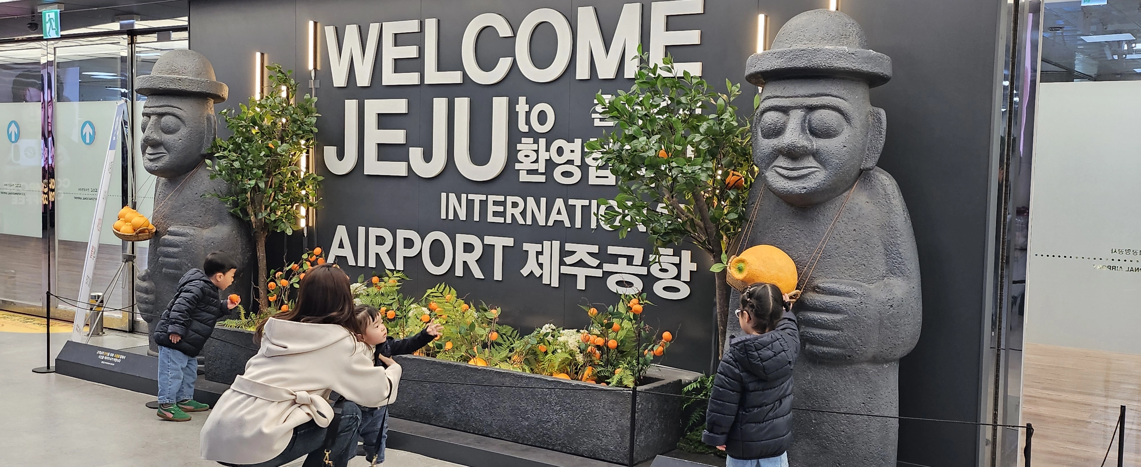 제주도와 관광업계는 지난 7일 국회를 방문해 항공 증편과 특별기 투입, 대형기 운용 확대 등을 요청하며 ‘공급 회복’에 총력을 기울이고 있다. 사진은 제주공항 도착장 모습. 제주 강동삼 기자