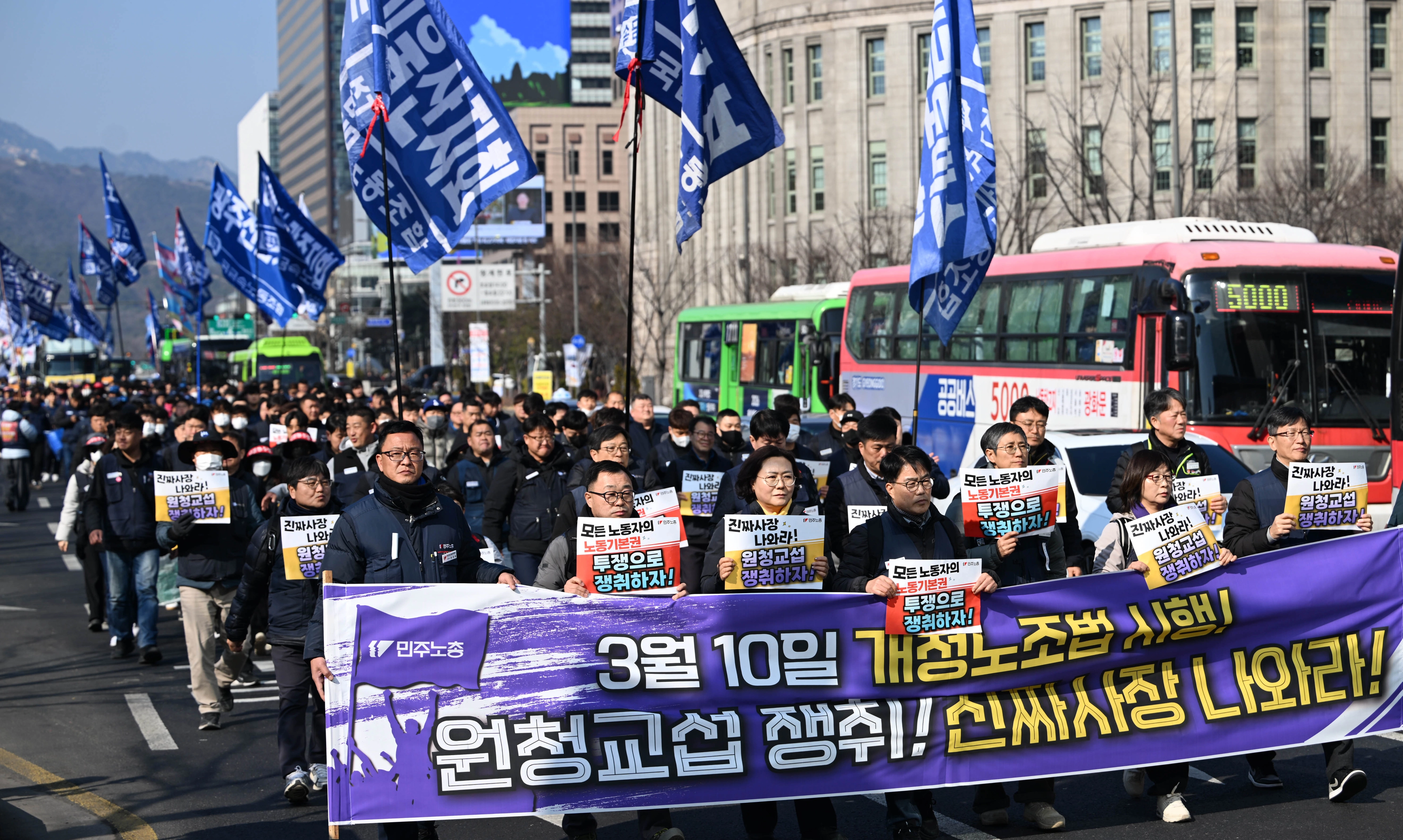 지난달 10일 서울 세종로에서 열린 민주노총 투쟁 선포대회에서 집회를 마친 민주노총 조합원 등이 행진하고 있다. 홍윤기 기자