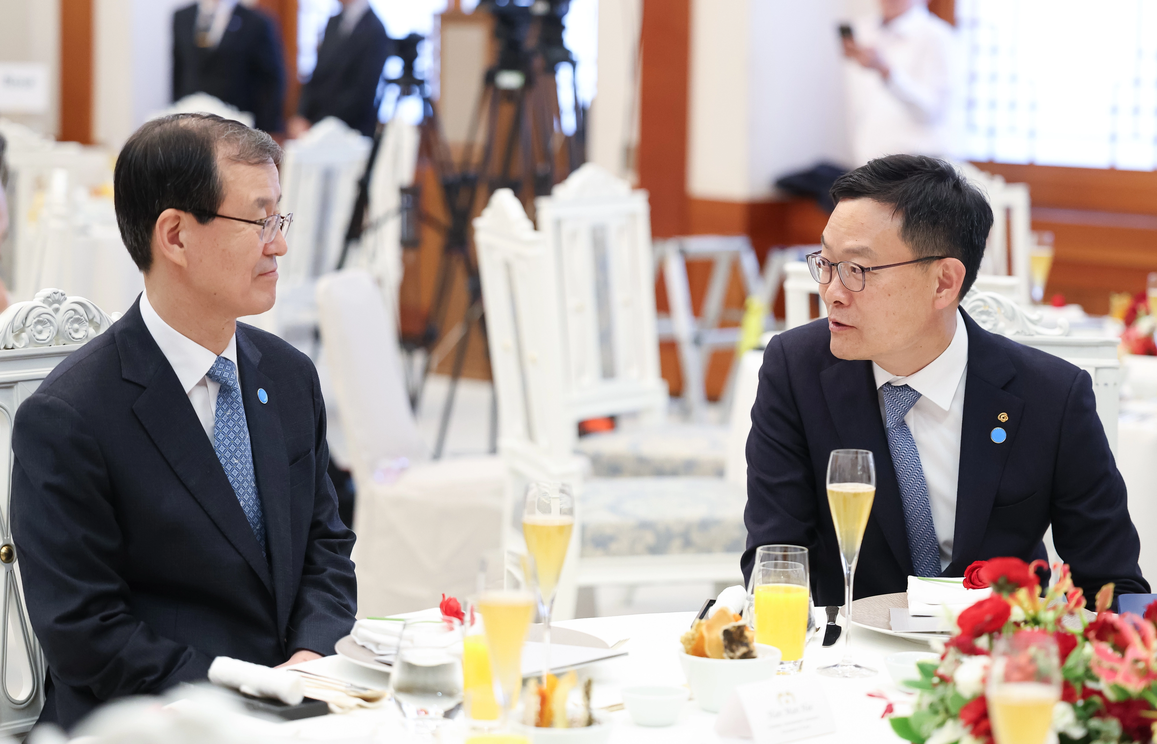손재일 한화에어로스페이스·한화시스템 대표이사(오른쪽)와 한만희 해외건설협회장이 13일 청와대에서 열린 이재명 대통령 주최 도날트 투스크 폴란드 총리 공식 방한 환영 오찬에서 대화하고 있다. 2026.4.13 연합뉴스