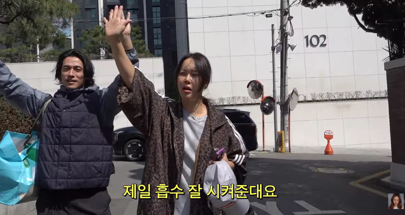 가수 백지영이 유튜브 콘텐츠에서 쿠팡의 ‘프레시백’을 개인 용도로 사용하는 모습이 공개되며 논란이 일자, 해당 유튜브 제작진이 이에 사과했다. 유튜브 캡처
