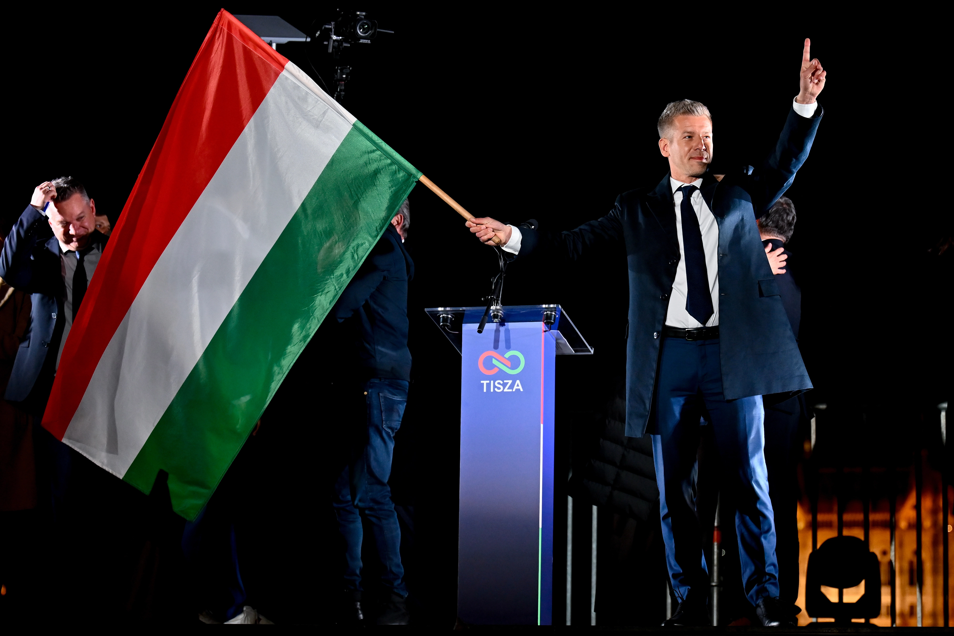 자축하는 머저르  총선에서 승리한 머저르 페테르 티서당 대표가 국기를 흔들며 승리를 자축하는 모습.
부다페스트 AP 연합뉴스