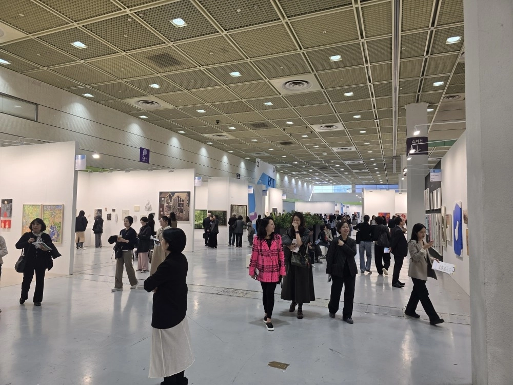 지난 8일 화랑미술제를 찾은 관람객들이 부스를 돌아다니며 작품을 감사하고 있다.
윤수경 기자