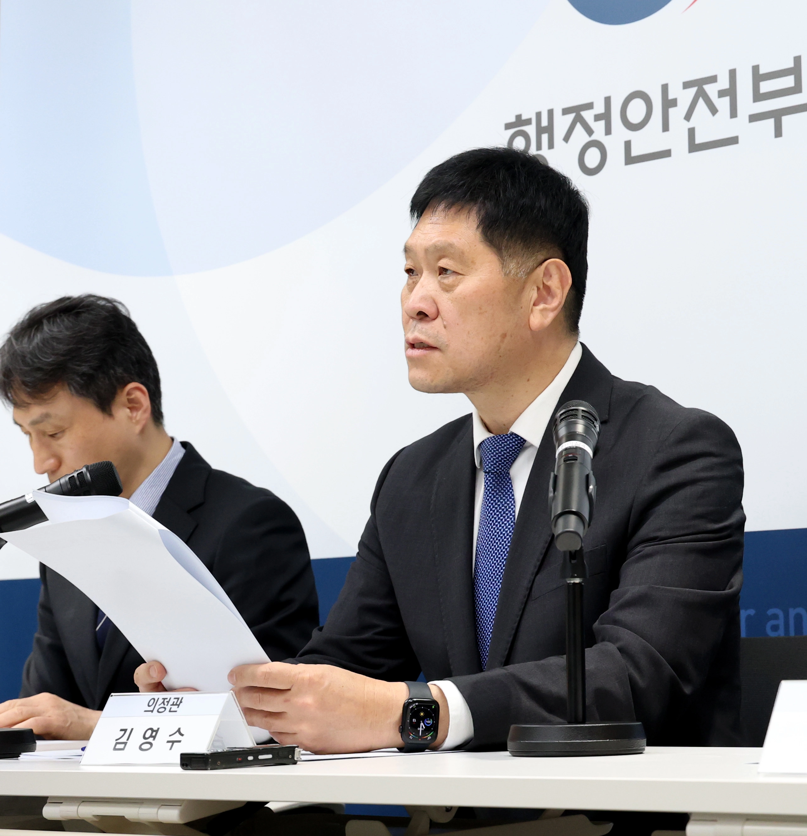 행안부, 부적절한 정부포상 전면 재검토  김영수 행정안전부 의정관(오른쪽)이 13일 세종시 정부세종청사에서 부적절한 정부포상 전면 재검토 및 취소 추진방안을 발표하고 있다. 뉴스1