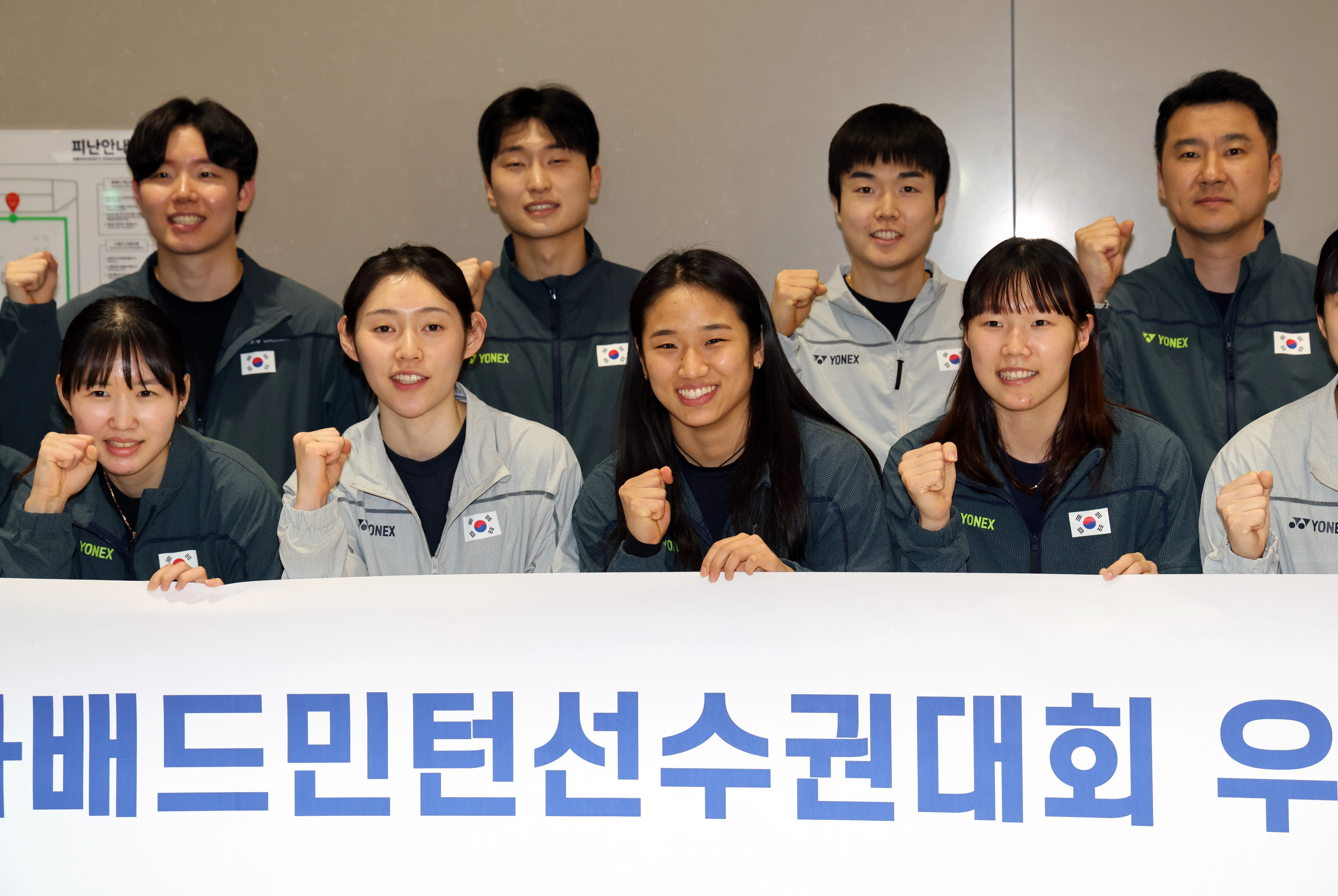 아시아 정상에 오르며 메이저 대회 그랜드슬램의 대업을 달성한 세계 배드민턴 여자 단식의 ‘절대 강자’ 안세영을 비롯한 한국 배드민턴 선수단이 13일 인천국제공항 2터미널을 통해 귀국해 기념촬영하고 있다. 2026.4.13 연합뉴스