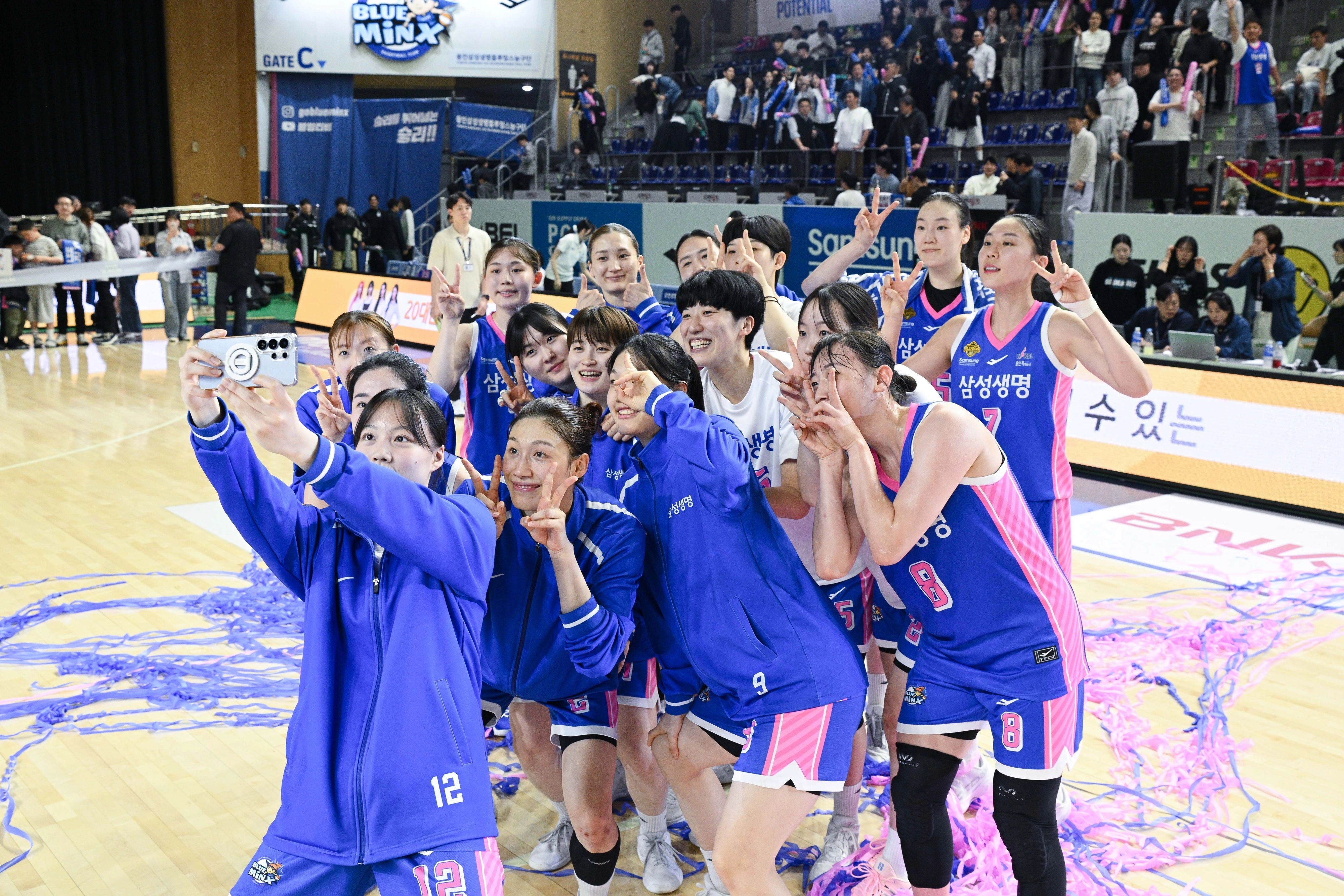 삼성생명 선수들이 승리한 뒤 자축의 셀카를 찍고 있다. WKBL 제공