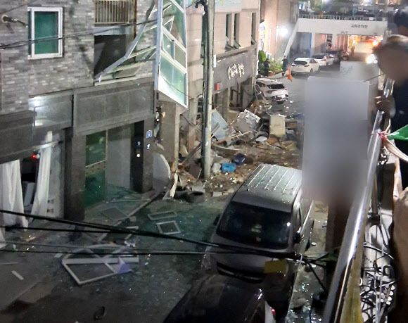 13일 오전 4시께 청주시 흥덕구 봉명동의 한 3층짜리 상가건물에서 가스 누출에 따른 것으로 추정되는 폭발 사고가 발생, 15명이 경상을 입었다. 사진은 폭발 사고 현장의 모습. 2026.4.13 독자제공