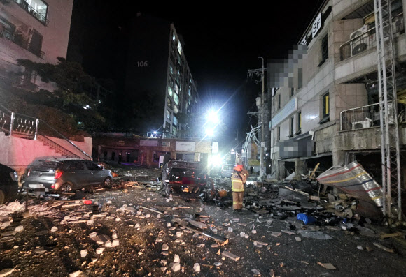 13일 오전 4시께 청주시 흥덕구 봉명동의 한 3층짜리 상가건물에서 가스 누출에 따른 것으로 추정되는 폭발 사고가 발생, 15명이 경상을 입었다. 사진은 폭발 사고 현장의 모습. 2026.4.13 충북도소방본부 제공
